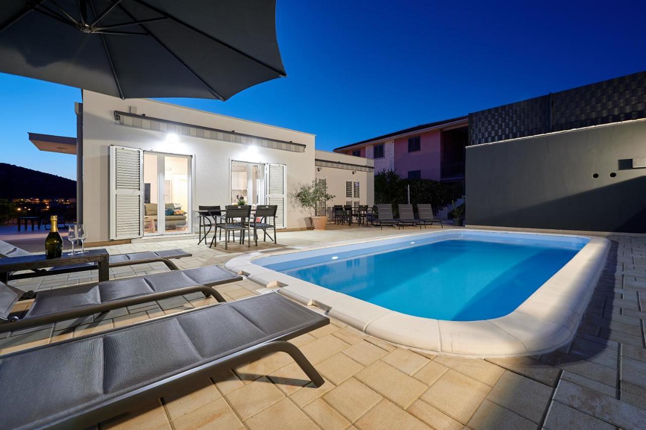 Nela & Sara - 2 Apartments With Heated Swimming Pool Seget Vranjica Exterior foto