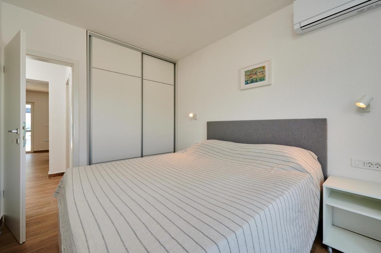 Nela & Sara - 2 Apartments With Heated Swimming Pool Seget Vranjica Exterior foto